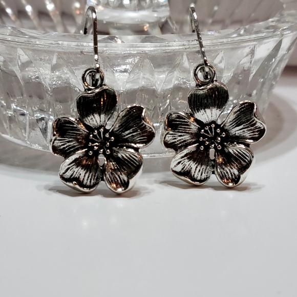 NWOT Womens Vintage Ĥoop Earrings Retro Flower Design For Female - Picture 2 of 6